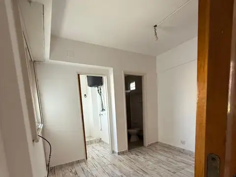 Deparatamento 1 Ambiente dividido sobre Avenida San Juan cerca de facultades Limite de Constitución y Monserrat
