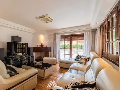 Casa en Venta con 2 cocheras