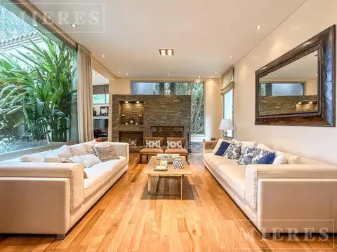 Casa en Venta con 2 cocheras
