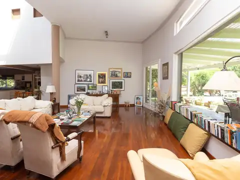 Casa 5 ambientes con 4 baños