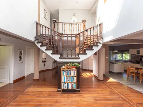 Casa en Venta con 4 cocheras