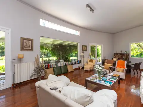 Casa en Venta en Abril Club De Campo, USD 949.000