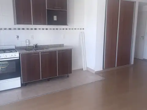 Piso Alto - Impecable Monoambiente con Balcón. Vista Al Boulevard