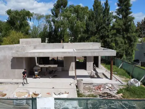 Casa 8 ambientes con 2 baños