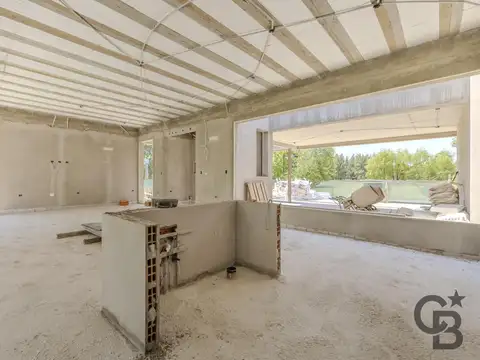 Casa 8 ambientes con 2 baños