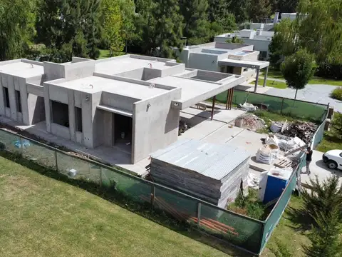 Casa en Venta en Miralagos de 3 dormitorios  mas escritorio - llave en mano