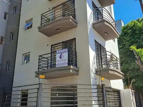 Venta. Depto. de 2 ambientes con 2 baños y 2 balcones. Q.C.