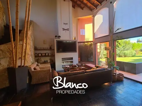 Casa en Venta con 2 cocheras