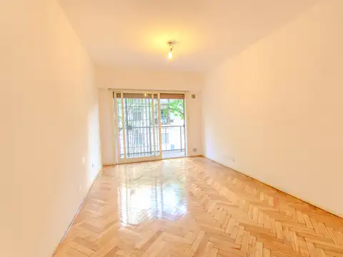 Departamento 3 Ambientes al frente con balcón - Muy buen estado y ubicación -