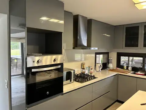 Casa en Venta con 4 cocheras