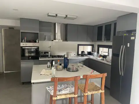 Casa 8 ambientes con 7 baños