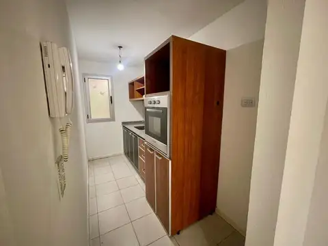 ALQUILER MONOAMBIENTE CON PATIO CASTELAR CENTRO