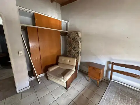 Casa con local, en venta en centro de G. de Laferrere