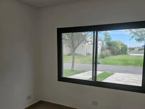 Casa en Venta con 4 cocheras