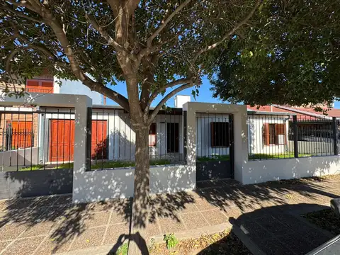 CASA EN VENTA EN NUEVO POETA 3 DORMITORIOS PILETA