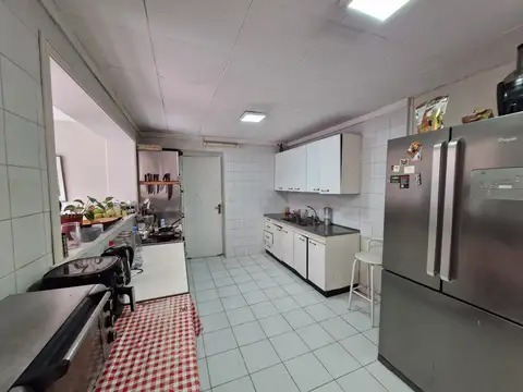 Casa en Alquiler con 2 cocheras