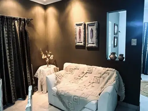 Casa 8 ambientes con 2 baños