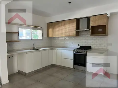 Venta casa 3 ambientes dos dorm, dos baños en la Lucila con patio y parrilla!