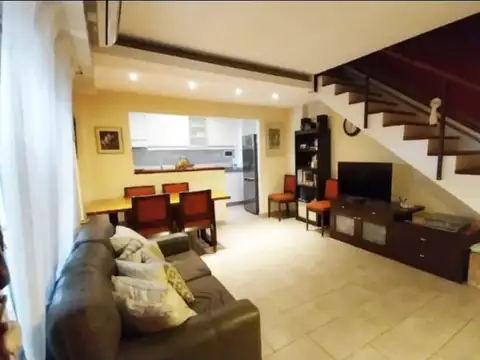 Excelente PH de 3 ambientes al frente, PB, patio, cochera, cocina americana. Zona residencial.