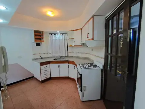 CASA Tipo ph, DE 3 AMB. C/GARAGE, TERRAZA Y PARRILLA.