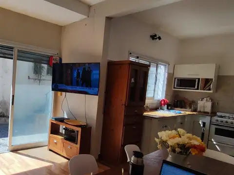 Casa 3 ambientes, con patio, terraza y garaje.