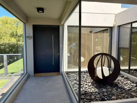 Casa en Venta en General Roca, USD 450.000