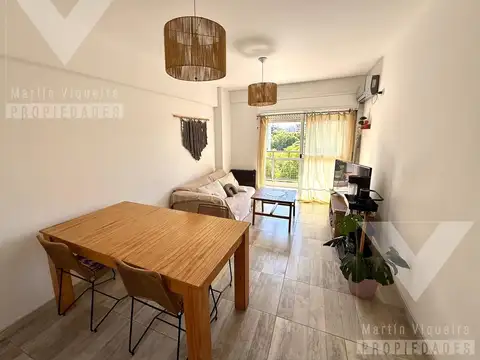 Departamento a nuevo con balcón al frente y vista abierta. Luminoso.