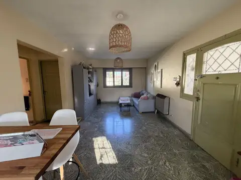 Casa atrás de 4 ambientes en venta | Berazategui