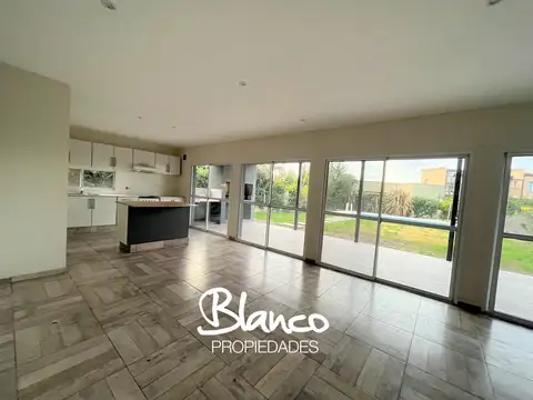 Casa 5 ambientes con 3 baños