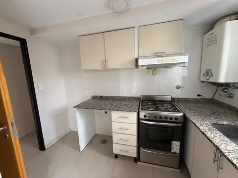 Departamento al frente, 3 ambientes en 1er Piso y Cochera