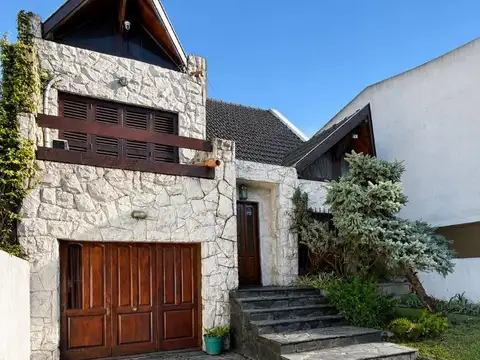 VENTA Importante chalet con parque y pileta cerca est.Padua
