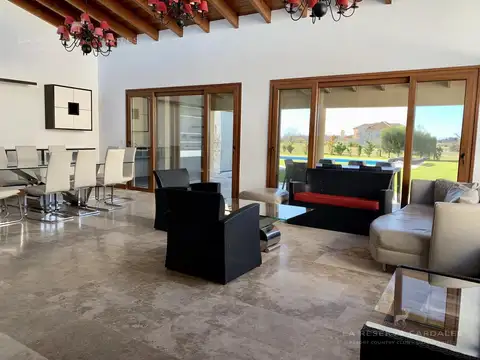 Casa 5 ambientes con 4 baños