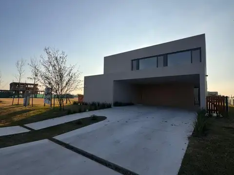 EN VENTA CASA 4 DORMITORIOS + PLAYROOM