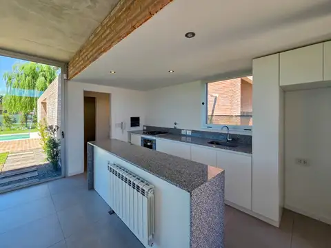 Casa 4 ambientes con 3 baños