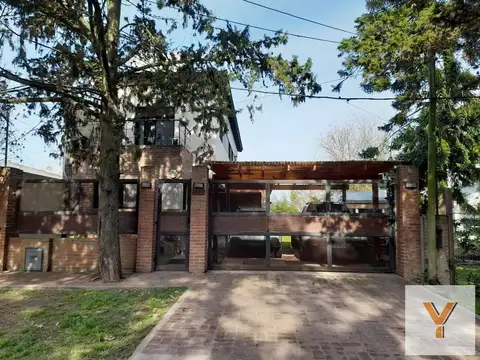 Casa en venta - 3 dormitorios 3 baños - 170mts2 - City Bell