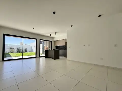 Casa 4 ambientes con 2 baños
