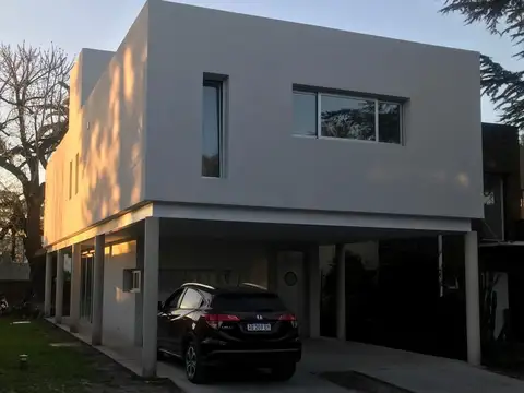 Gobernador Udaondo al 4100