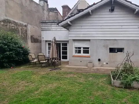 EN VENTA EN PALOMAR A MTS. DEL ACCESO OESTE EN ESQ. SOBRE AV. PRINCIPAL, CHALET 4 AMB. - FICHA 9933