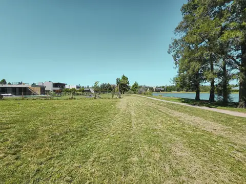 Terreno en Puerto Roldan  fondo al lago