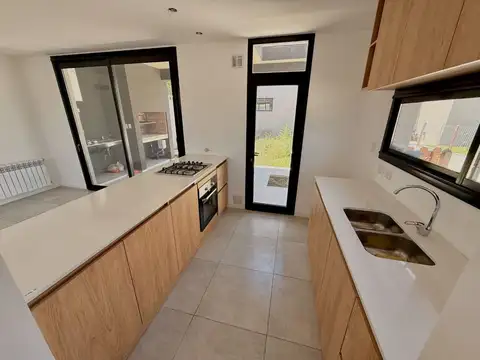 Casa 4 ambientes con 1 baño