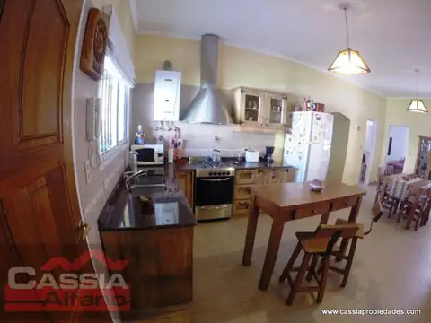 Casa 4 ambientes con 2 baños