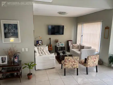 Casa 6 ambientes con 2 baños
