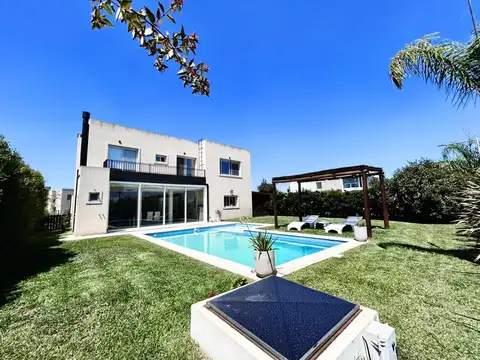 Casa 4 ambientes con 2 baños
