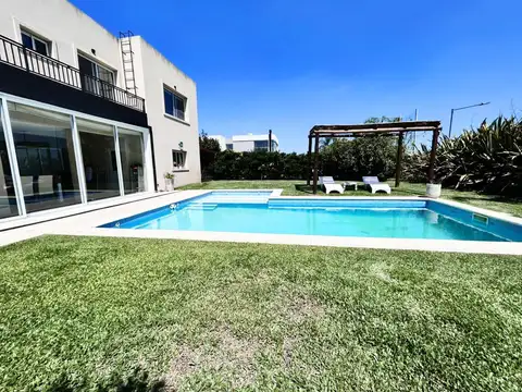 Luminosa casa en venta en Puertos del Lago Ceibos - Jardin Piscina Parrilla -