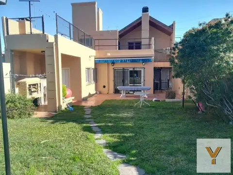 Casa en venta - 2 Dormitorios 1 Baño - 85mts2 - Bernal