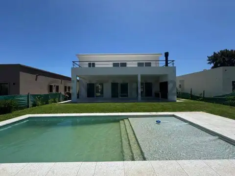 CASA CON PILETA PARQUIZADA