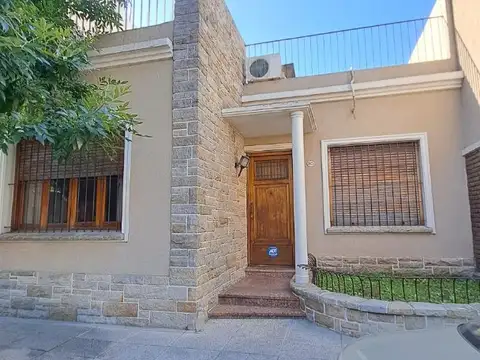 VENDE HERMOSA CASA, LOTE PORPIO EN VILLA GRAL MITRE
