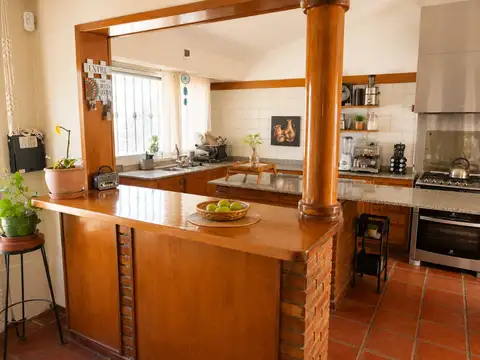 CASA  EN VENTA 4 HABITACIONES VISTALBA LUJAN