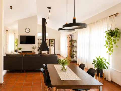 CASA  EN VENTA 4 HABITACIONES VISTALBA LUJAN