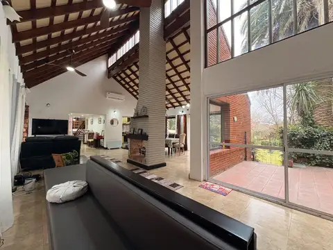 Casa en Venta con 3 cocheras